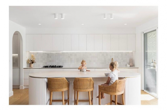 Project #queenslanderbarn kitchen showcasing our 100x100 Miscela Bianco. 🔨 @eclatbuildingco ✏️ @jessica_hardwick_ 📸 @peetersphoto#urbantiles #urbantileco #kitchendesign #kitcheninspo #queenslandhomes #brisbanebuilder #brisbanetiles
