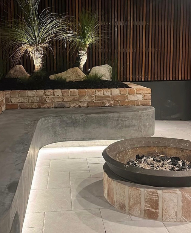 The perfect combination does exist ~ Porcelain, Brick & Concrete. Featuring our Giant White French Pattern executed to perfection by @thelandscapeguys_ 🙌 
#urbantileco #urbantiles #outdoortiles #outdoorliving #outdoordesignandliving